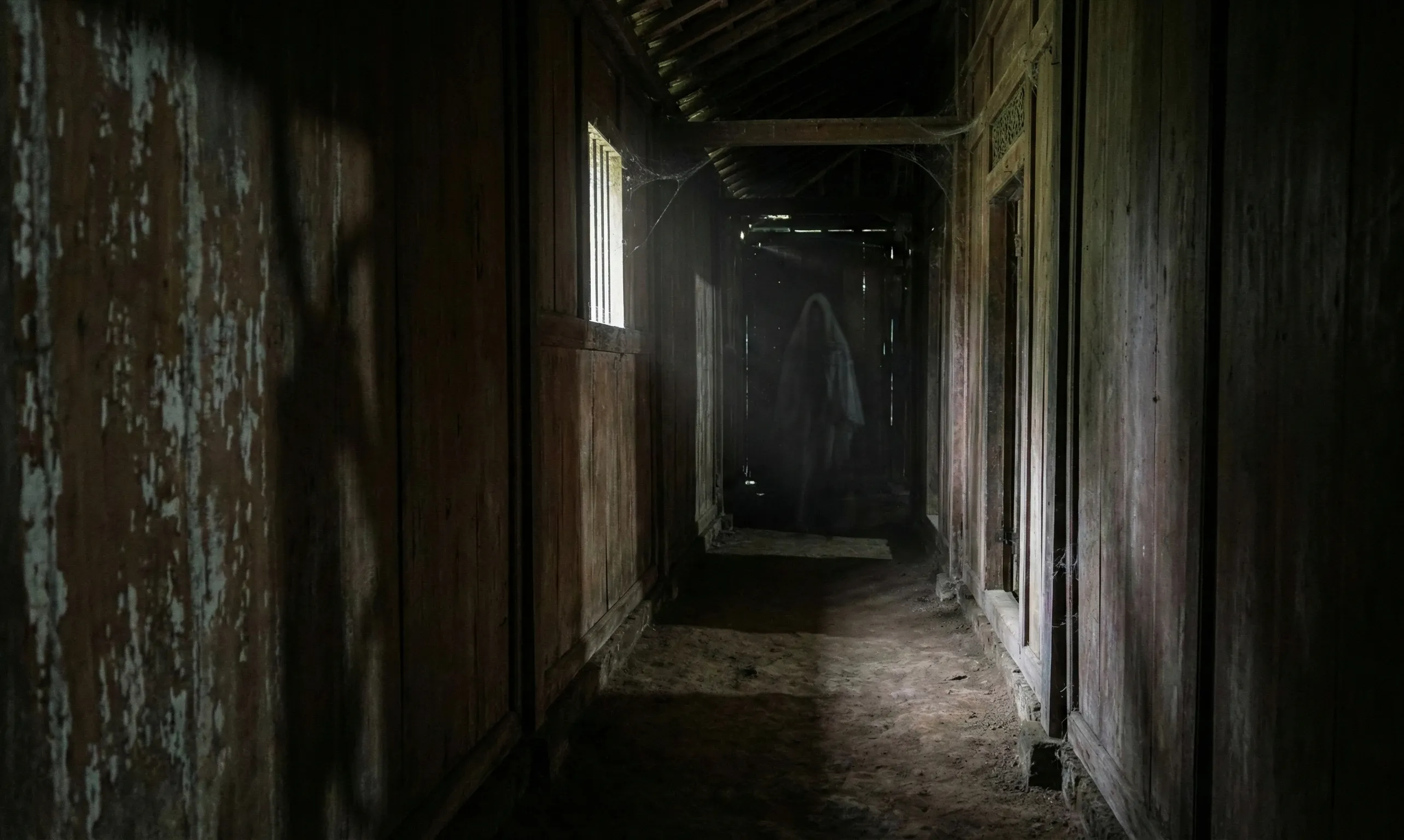 Lorong gelap yang menjadi pusat gangguan jin di rumah tua Trenggalek dengan bayangan samar